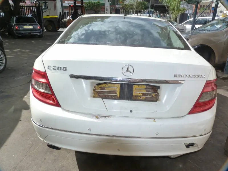 2010 Mercedes-Benz C-Class 271 view 3
