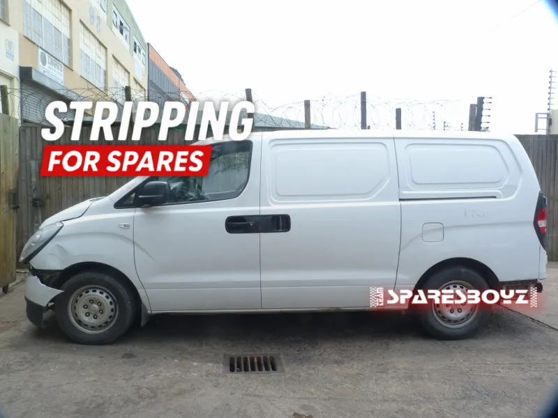 2013 Hyundai H-1 D4CB view 5