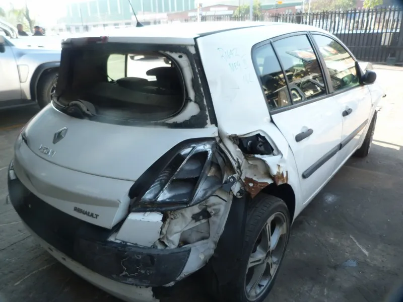 2004 Renault Megane 4KM view 7