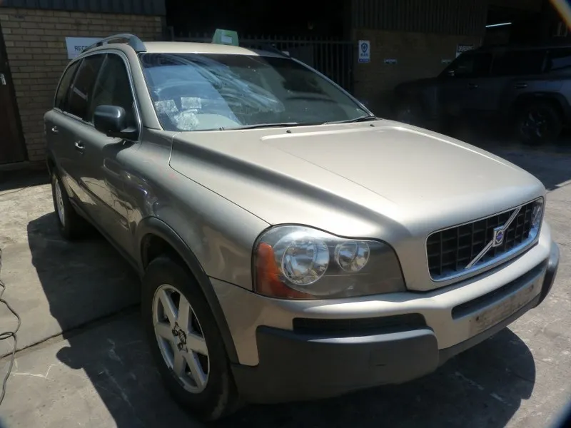 2005 Volvo XC90 B5254T view 3