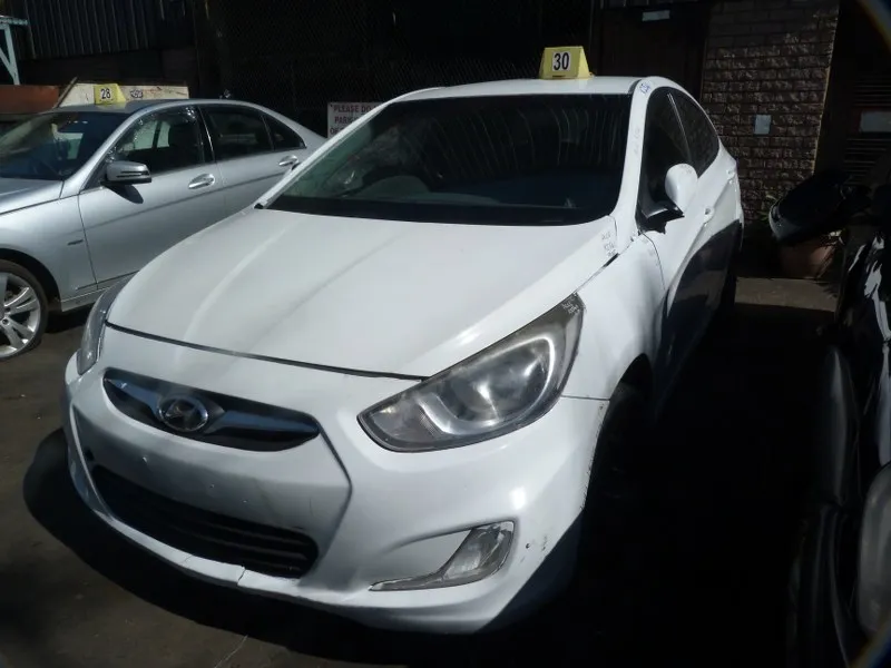 2011 Hyundai Accent G4FC view 3