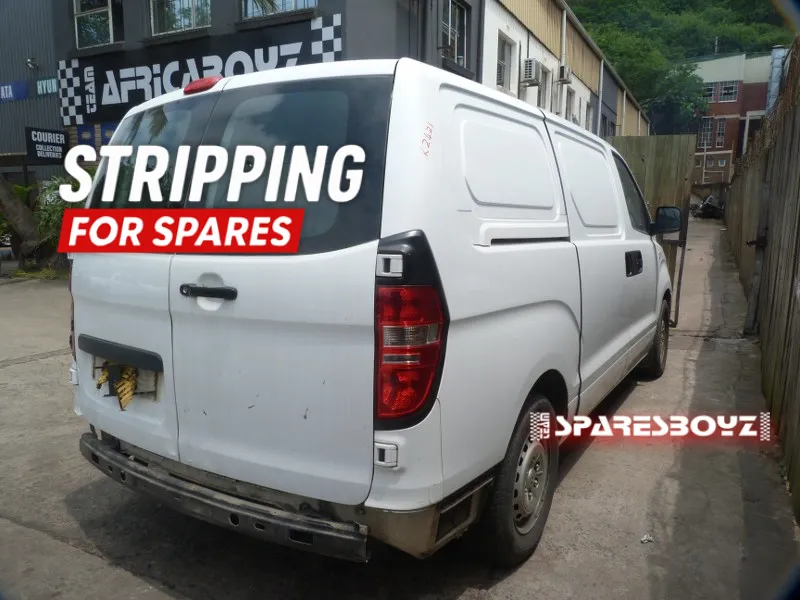 2013 Hyundai H-1 D4CB view 6