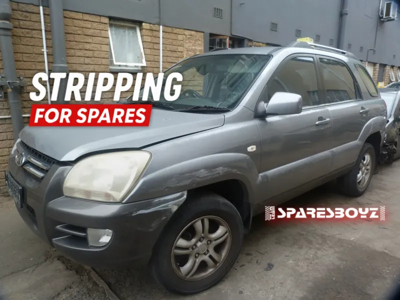 2004 Kia Sportage G4GC view 4