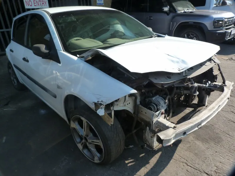 2004 Renault Megane 4KM view 3