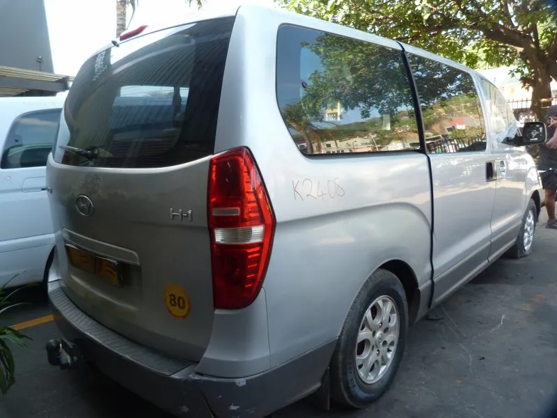 2010 Hyundai H-1 view 4