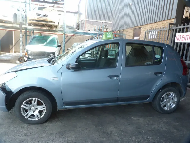 2010 Renault Sandero  view 4