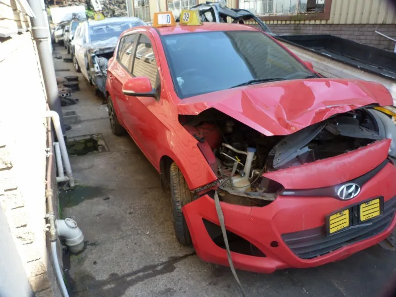 2013 Hyundai i20 G4FA view 3