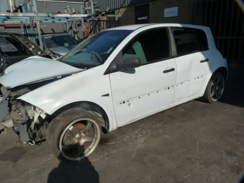 2004 Renault Megane 4KM view 4