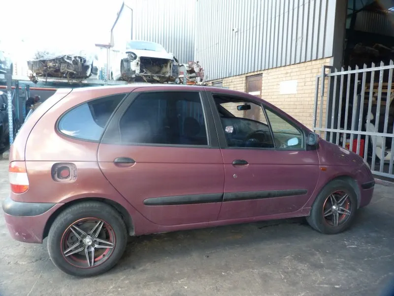 2001 Renault Scenic K4M view 3