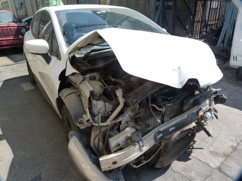 2016 Renault Clio view 3