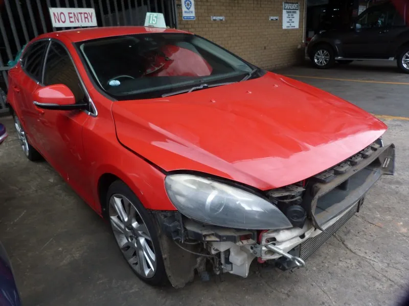 2012 Volvo V40 D5204T6 view 3