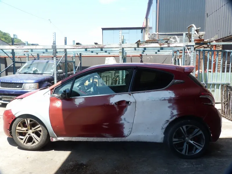 2013 Peugeot 208 10F view 5