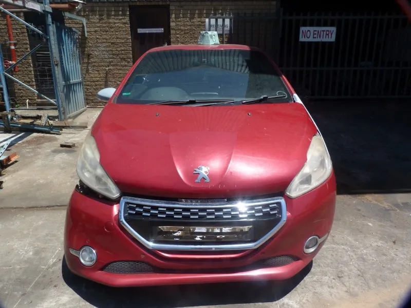 2013 Peugeot 208 10F view 2