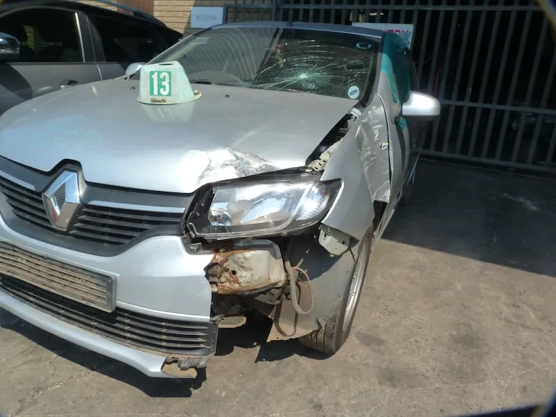 2015 Renault Sandero  view 3