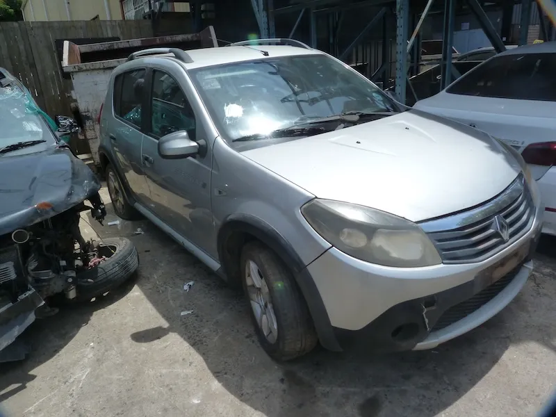 2011 Renault Sandero  view 2