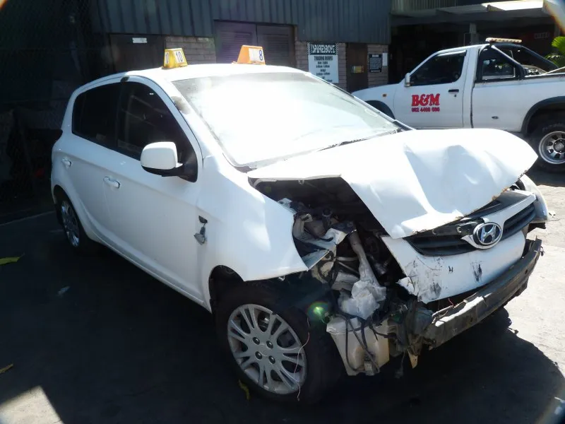 2011 Hyundai i20 G4FA view 3