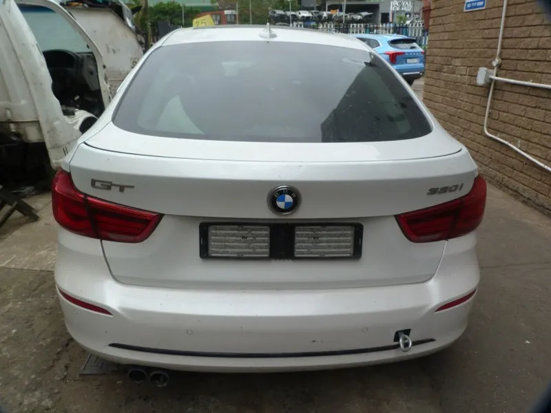 2017 BMW 3 Series view 4