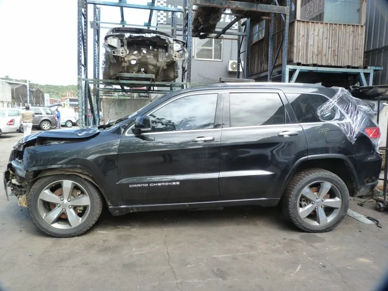 2017 Jeep Cherokee view 3