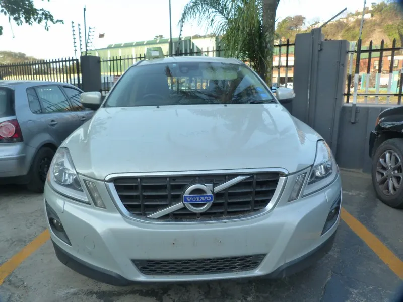 2010 Volvo XC60 view 2