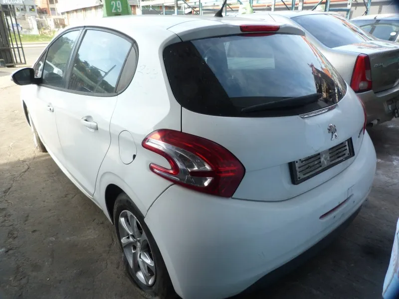 2013 Peugeot 208 10JB view 5