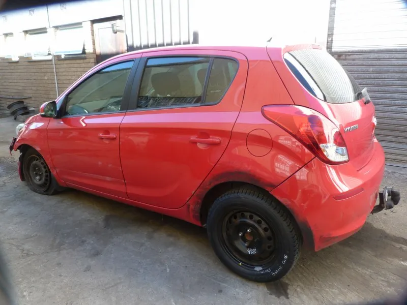 2013 Hyundai i20 D4FC view 4