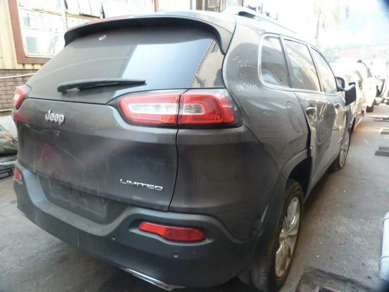 2016 Jeep Cherokee  view 5