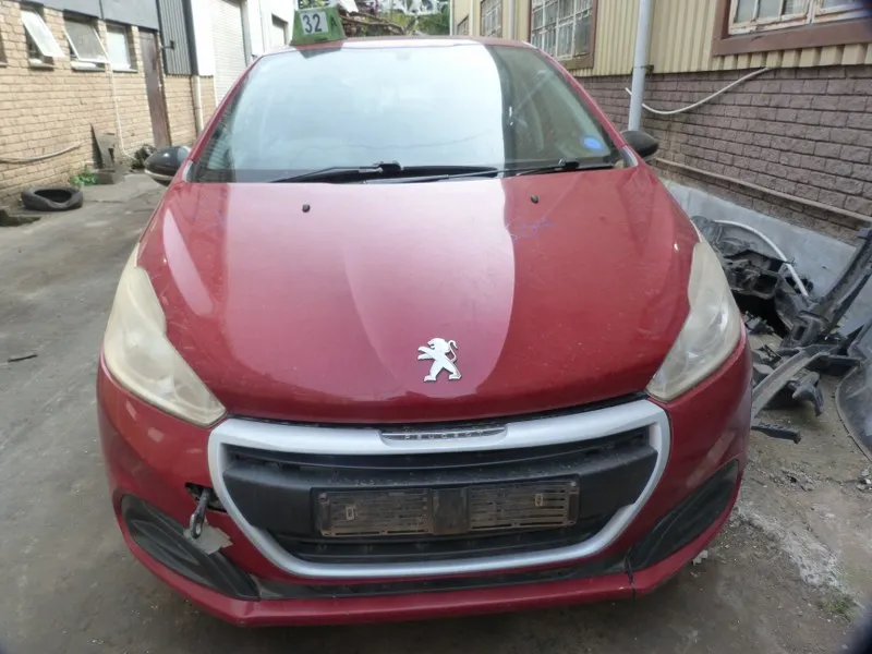 2016 Peugeot 208 view 6