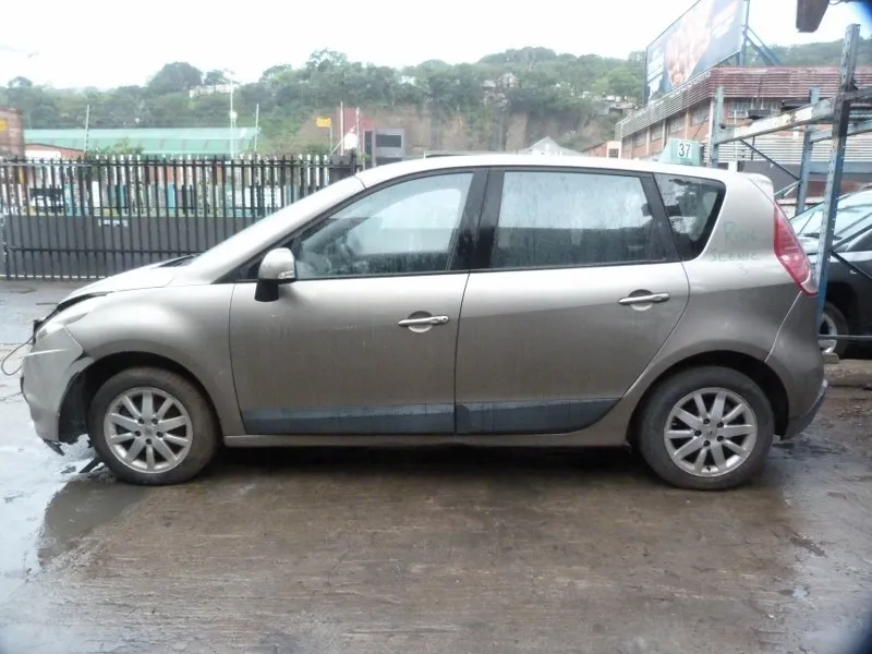 2010 Renault Scenic K4M view 4