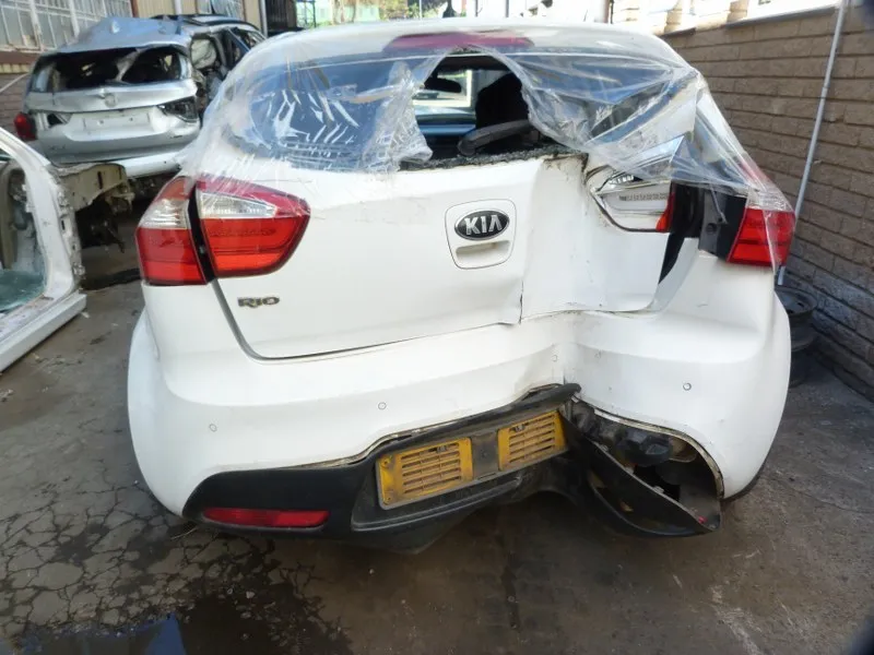 2013 Kia Rio G4FA view 3