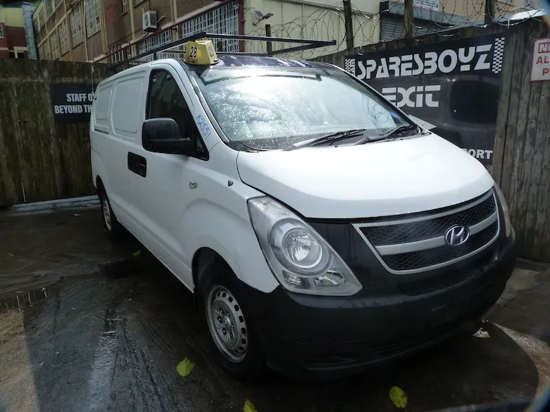 2015 Hyundai H-1 D4CB view 2