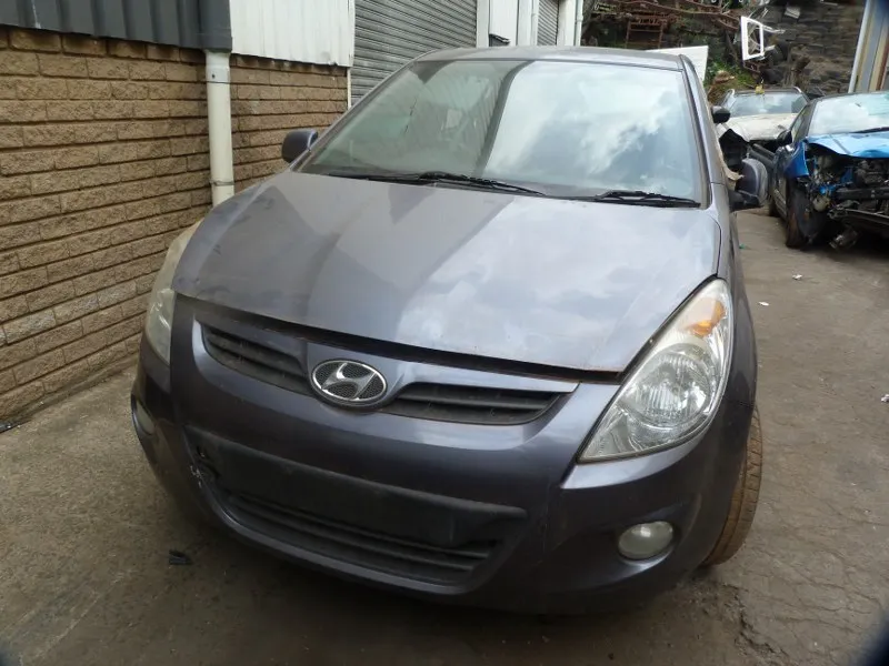 2012 Hyundai i20 G4FC view 2