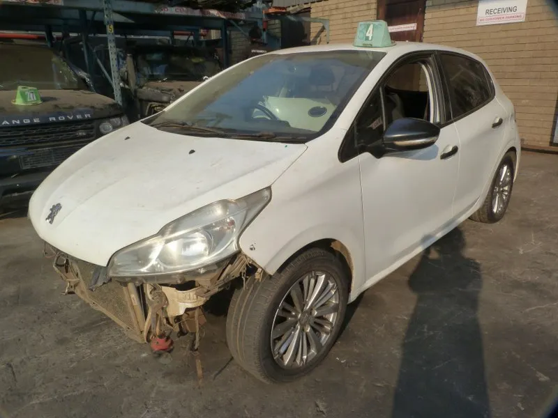 2013 Peugeot 208 view 3