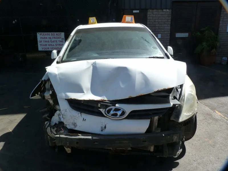 2011 Hyundai i20 G4FA view 2