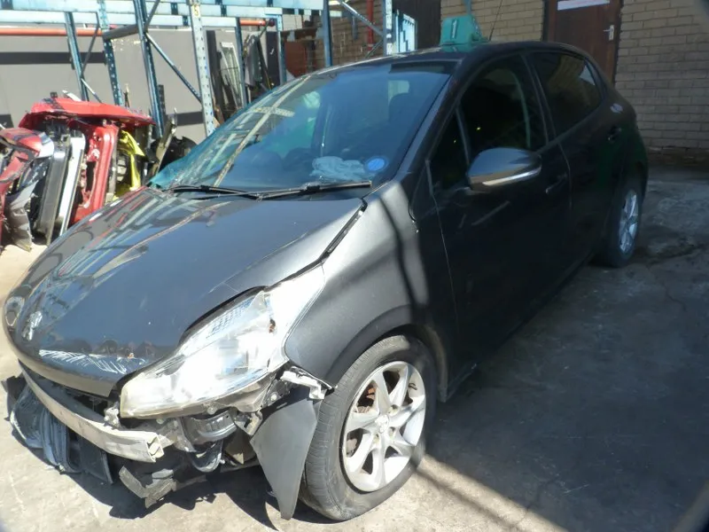 2013 Peugeot 208  view 9