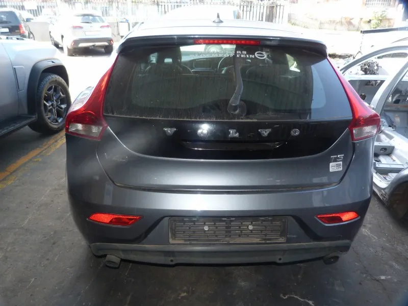 2017 Volvo V40 B4154T4 view 3