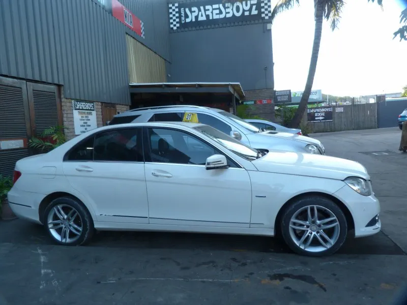 2011 Mercedes-Benz C-Class 271 view 4