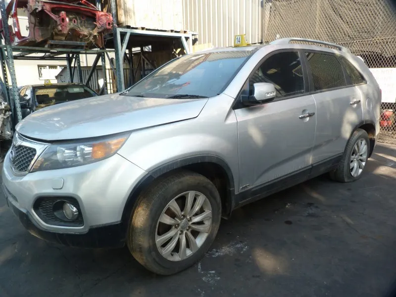 2011 Kia Sorento G4HB view 4