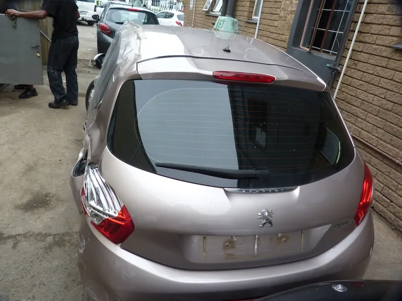 2013 Peugeot 208 10B2 view 6