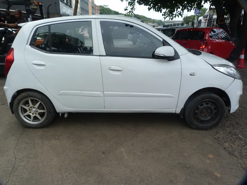 2013 Hyundai i10 G4HG view 3