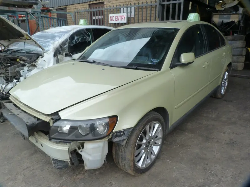 2005 Volvo S40 B5254T view 4