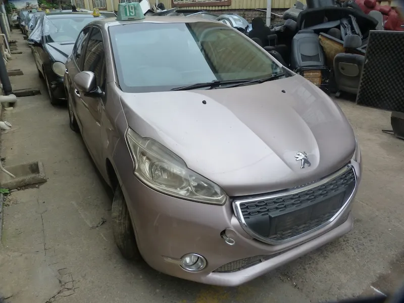 2013 Peugeot 208 10B2 view 4