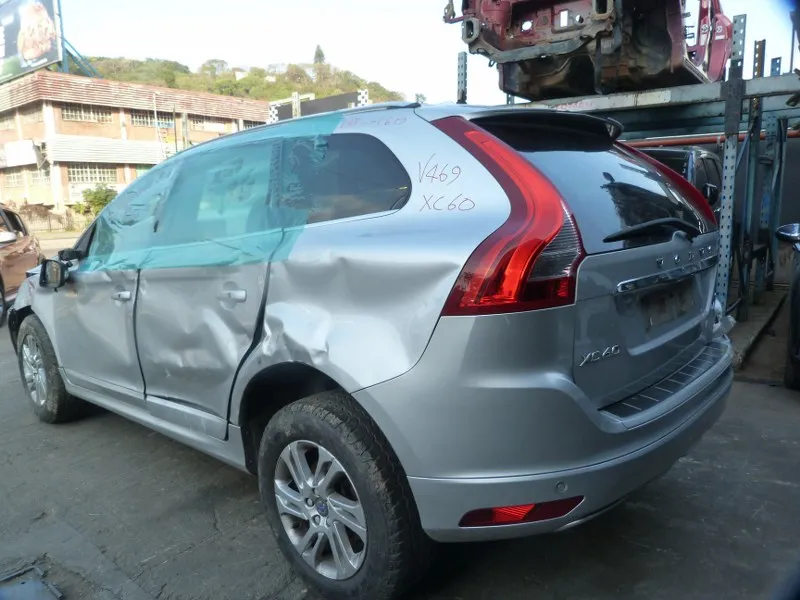 2016 Volvo XC60 D4204T view 8