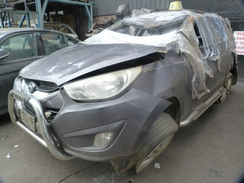 2011 Hyundai ix35 G4KD view 4
