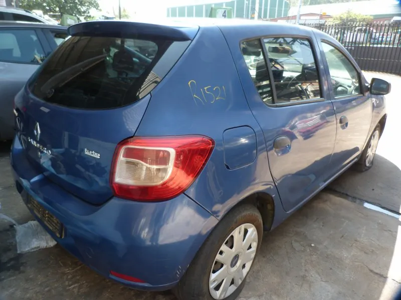 2015 Renault Sandero view 3