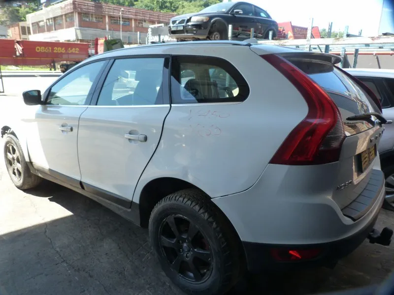 2010 Volvo XC60 D5244T view 5