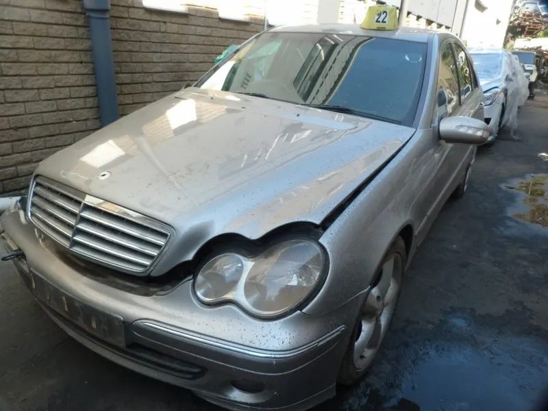 2004 Mercedes-Benz C-Class view 2