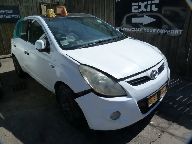 2010 Hyundai i20 G4FA view 3