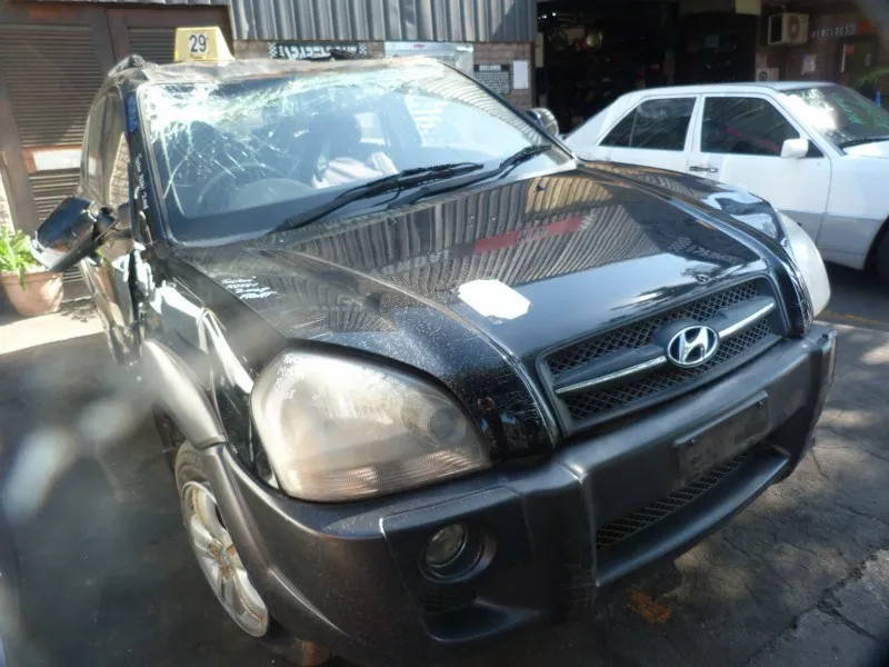 2006 Hyundai Tucson G4GC view 3
