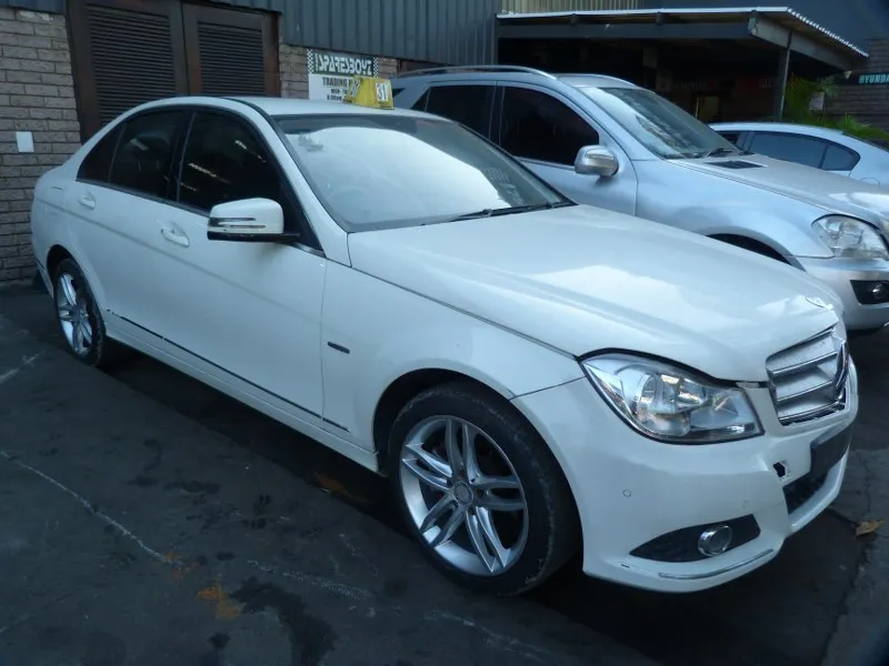 2011 Mercedes-Benz C-Class 271 view 5