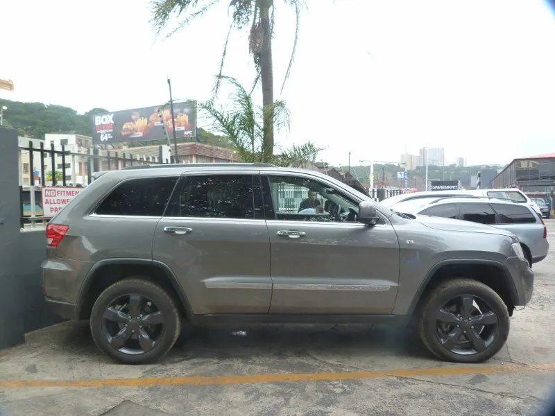 2012 Jeep Grand Cherokee 3.0 V6 view 4